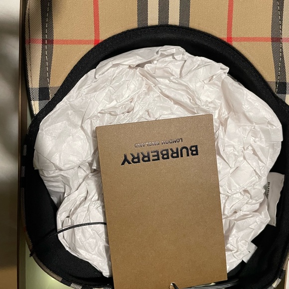 Classic Burberry Hat NWT - Picture 4 of 6